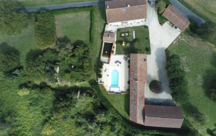 Maison BLANZAY (86400)  252 m2 452 600 € 