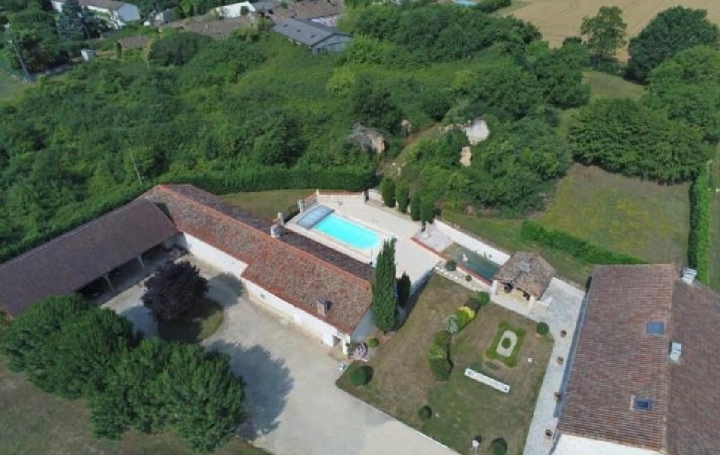 Maison BLANZAY (86400)  252 m2 452 600 € 