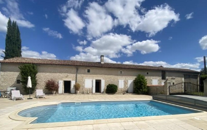 Maison BLANZAY (86400)  252 m2 452 600 € 