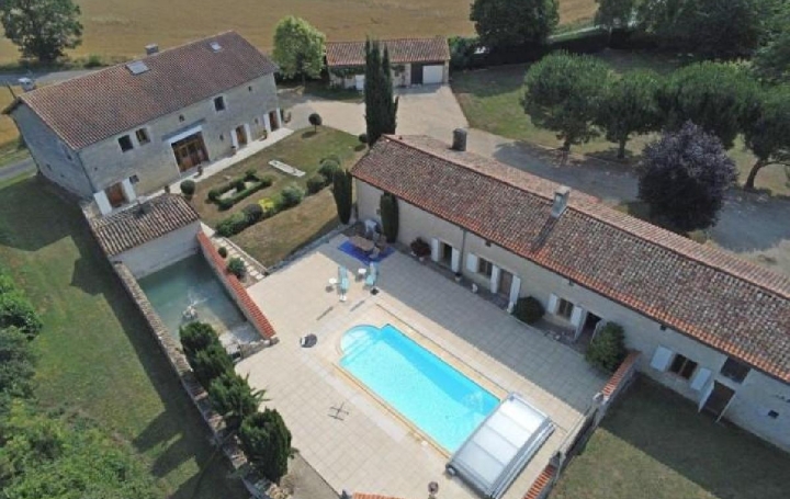 Maison BLANZAY (86400)  252 m2 452 600 € 