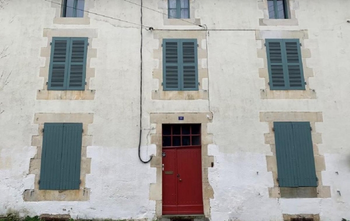 Maison CIVRAY (86400)  201 m2 186 000 € 