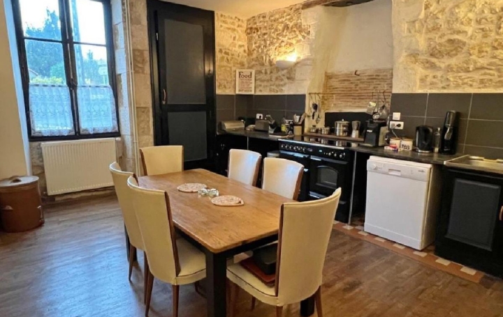 Maison CIVRAY (86400)  201 m2 186 000 € 