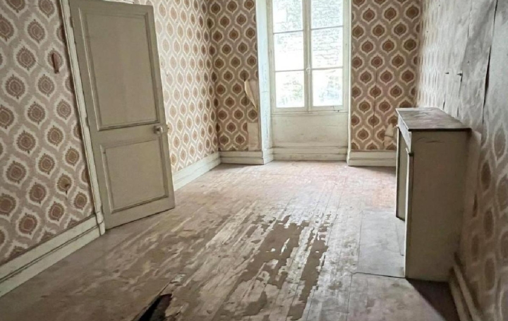 Maison RUFFEC (16700)  136 m2 22 500 € 