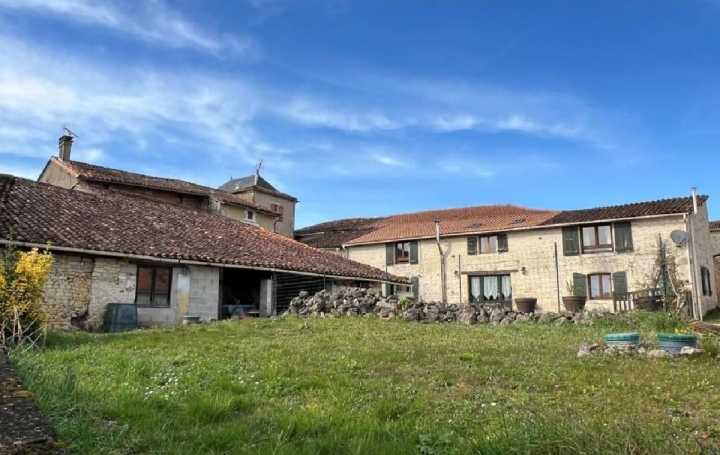 Maison / Villa SAINT-CLAUD (16450) 312 m<sup>2</sup> 147 800 € 