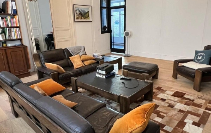 Maison RUFFEC (16700)  455 m2 442 100 € 