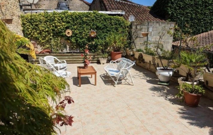 Maison RUFFEC (16700)  212 m2 150 500 € 