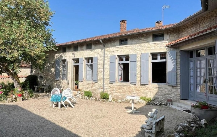 Maison RUFFEC (16700)  162 m2 157 400 € 