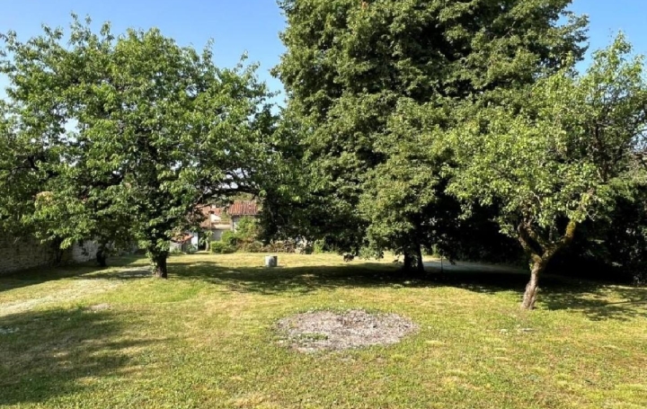 Maison RUFFEC (16700)  162 m2 157 400 € 