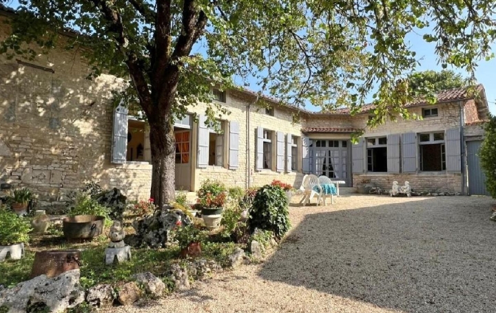 Maison RUFFEC (16700)  162 m2 157 400 € 