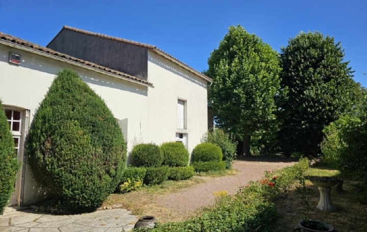 Maison VILLEFAGNAN (16240)  258 m2 185 000 € 