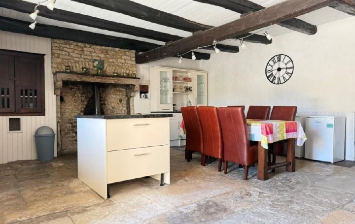 Maison CIVRAY (86400)  240 m2 255 000 € 