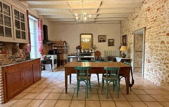 Maison COUHE (86700)  230 m2 331 575 € 