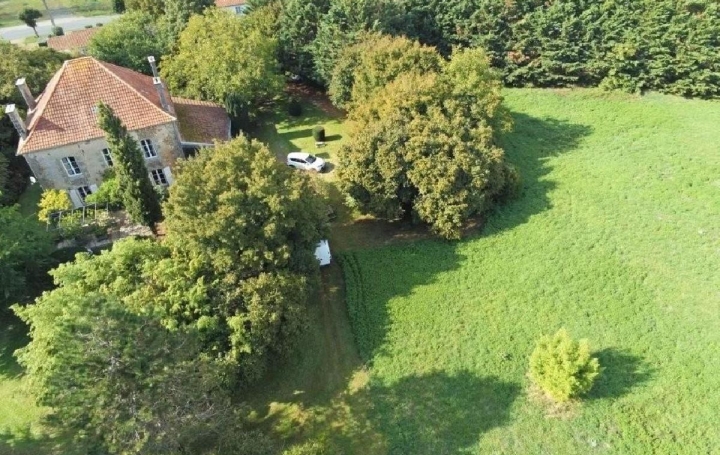 Maison COUHE (86700)  230 m2 249 950 € 