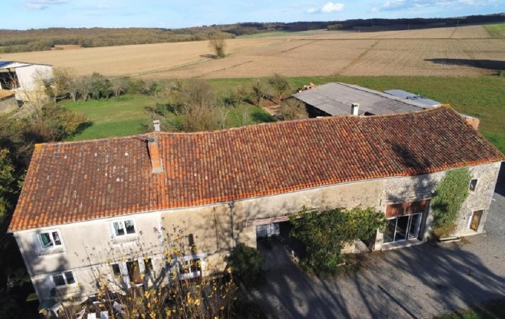 Maison AUNAC (16460)  224 m2 265 950 € 
