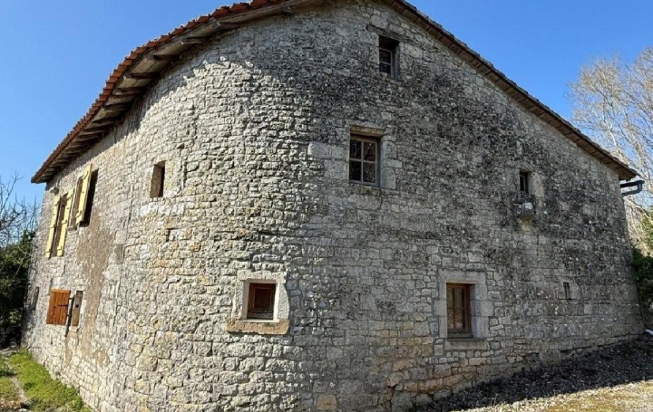 Maison AUNAC (16460)  146 m2 175 500 € 