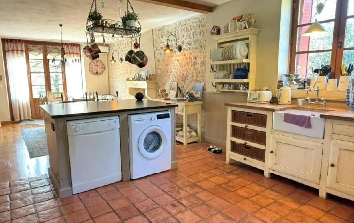 Maison NANTEUIL-EN-VALLEE (16700)  172 m2 315 785 € 