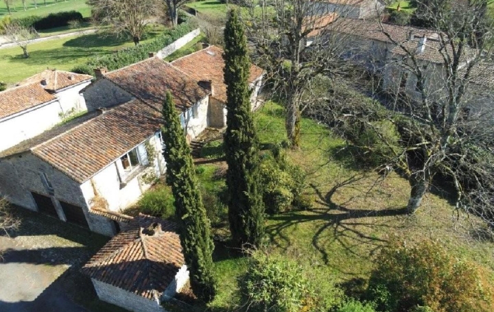 Maison RUFFEC (16700)  207 m2 234 000 € 
