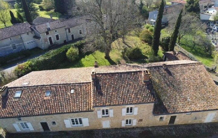 Maison RUFFEC (16700)  207 m2 234 000 € 