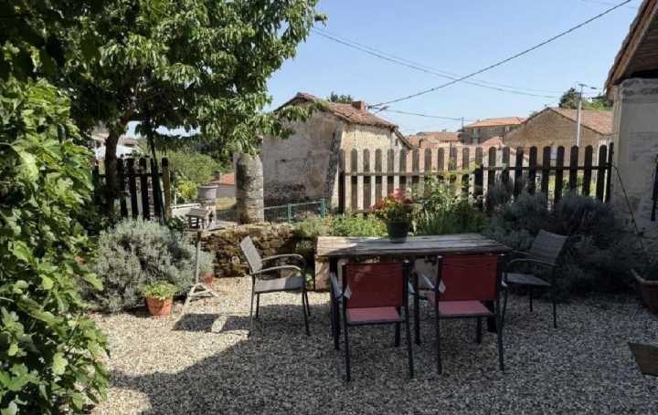 Maison NANTEUIL-EN-VALLEE (16700)  100 m2 145 000 € 