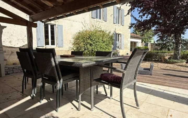 Maison VERTEUIL-SUR-CHARENTE (16510)  241 m2 315 785 € 