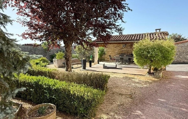 Maison VERTEUIL-SUR-CHARENTE (16510)  241 m2 315 785 € 