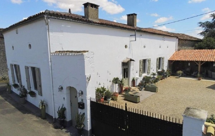 Maison CIVRAY (86400)  227 m2 249 950 € 