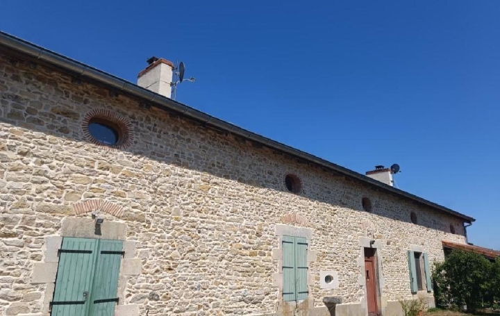Maison CHARROUX (86250)  240 m2 421 000 € 