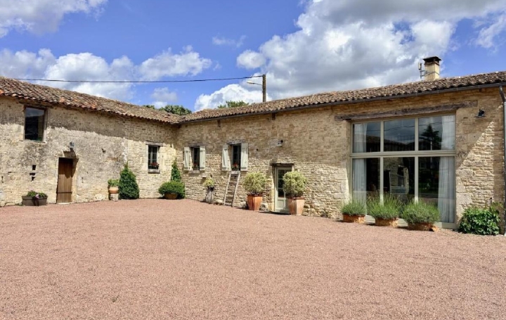 Maison VILLEFAGNAN (16240)  201 m2 375 000 € 