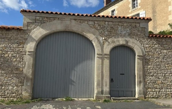 Maison CHAMPAGNE-MOUTON (16350)  320 m2 347 360 € 