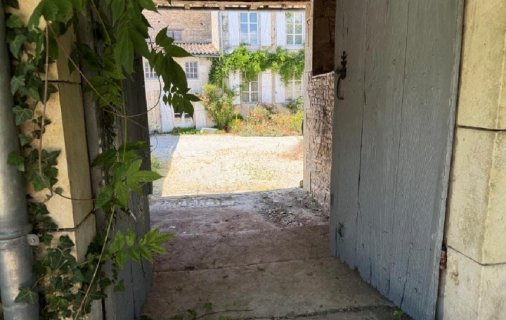 Maison CHAMPAGNE-MOUTON (16350)  320 m2 347 360 € 