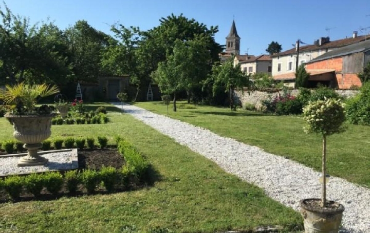 Maison CHAMPAGNE-MOUTON (16350)  320 m2 347 360 € 
