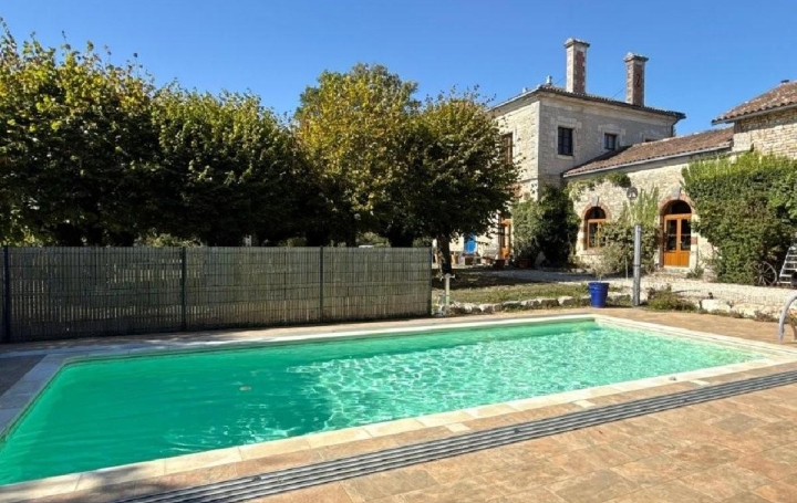 Maison RUFFEC (16700)  338 m2 425 000 € 