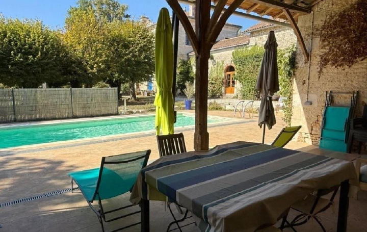 Maison RUFFEC (16700)  338 m2 425 000 € 