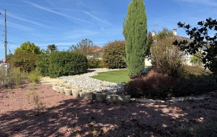 Maison RUFFEC (16700)  117 m2 170 200 € 
