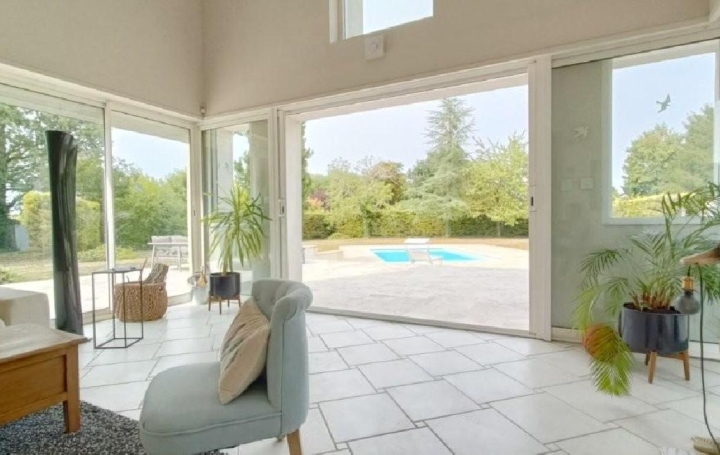 Maison COUHE (86700)  303 m2 625 000 € 