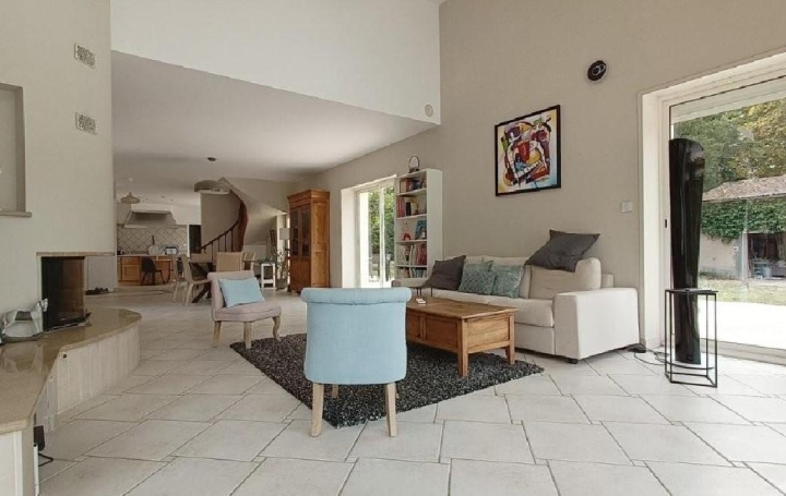 Maison COUHE (86700)  303 m2 625 000 € 