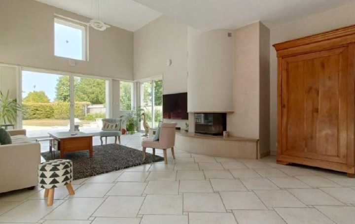 Maison COUHE (86700)  303 m2 625 000 € 