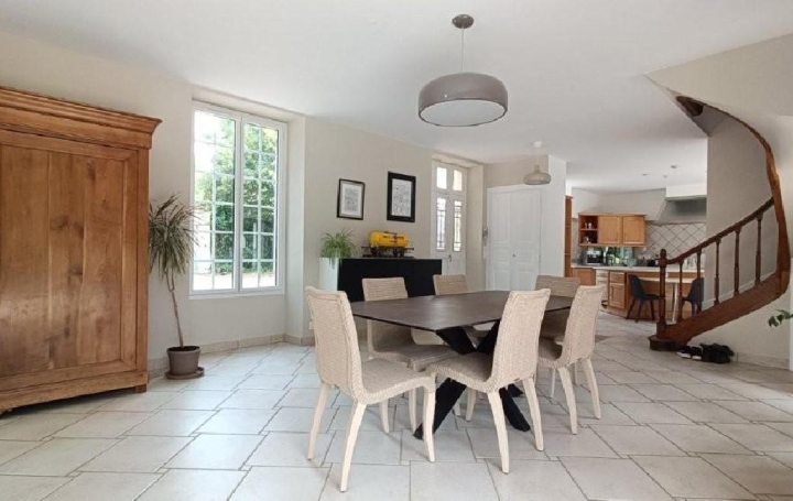 Maison COUHE (86700)  303 m2 625 000 € 