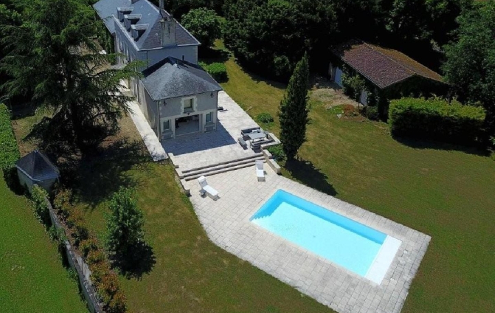 Maison COUHE (86700)  303 m2 625 000 € 