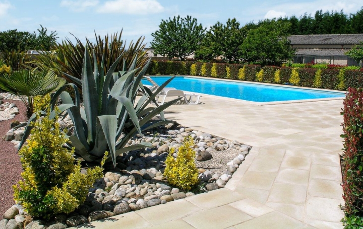 Maison GARDONNE (24680)  680 m2 1 575 000 € 