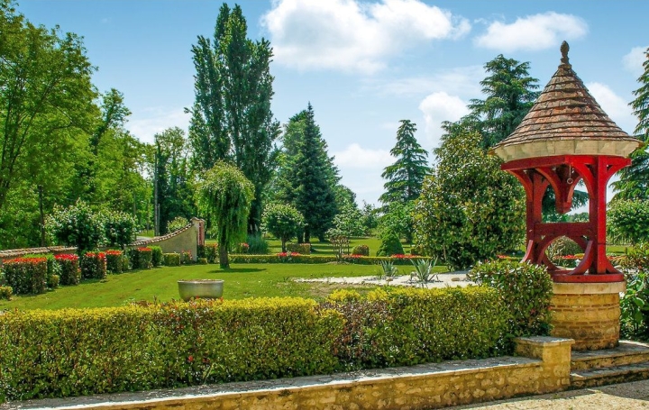 Maison GARDONNE (24680)  680 m2 1 575 000 € 