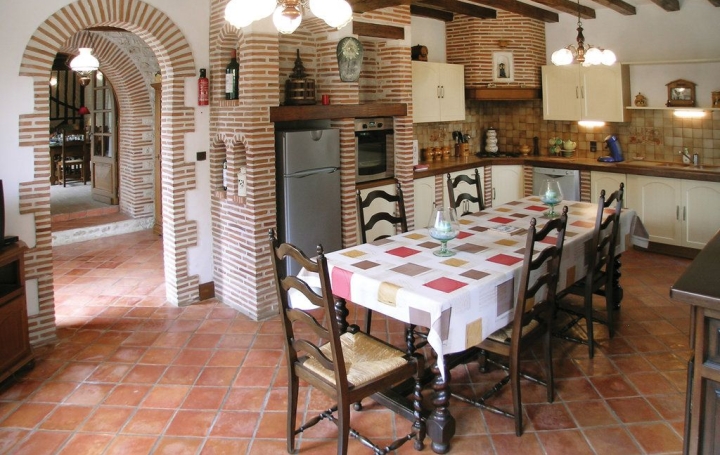 Maison GARDONNE (24680)  680 m2 1 575 000 € 