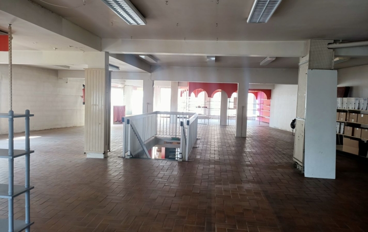 Local commercial VERGT (24380)  150 m2 580 000 € 