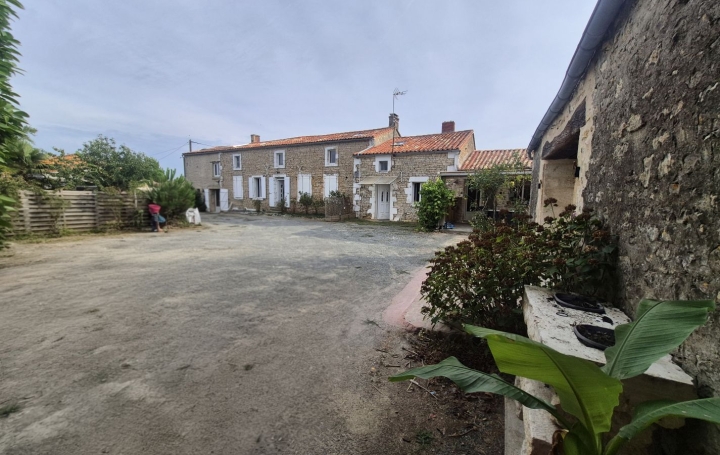 Maison SAINT-HILAIRE-DES-LOGES (85240)  280 m2 285 000 € 