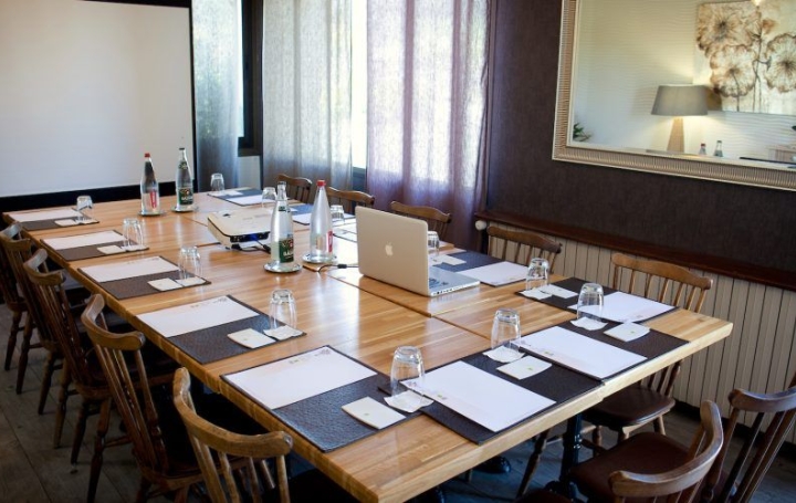 Local commercial NEUVEGLISE-SUR-TRUYERE (15260)  680 m2 630 000 € 