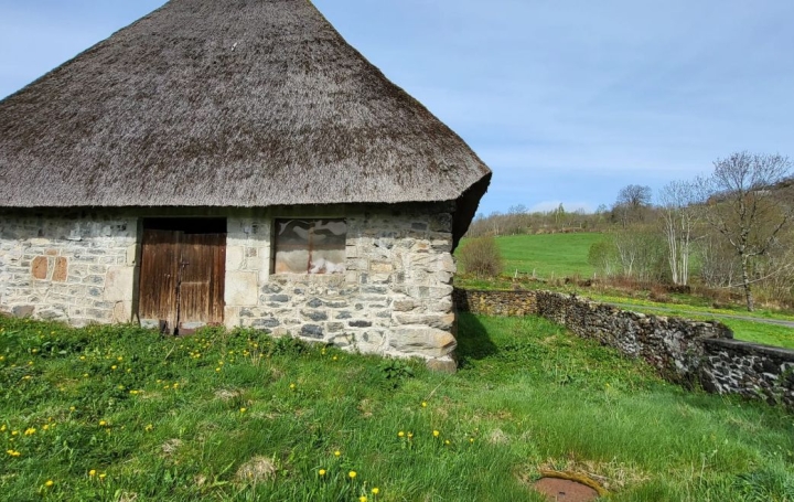 Maison VALETTE (15400)  290 m2 140 400 € 