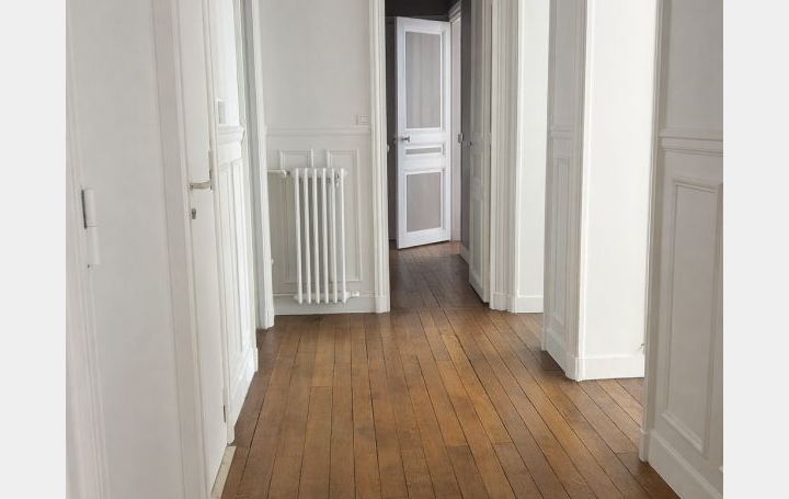 5 Pièces PARIS (75007)  117 m2 4 416 € 