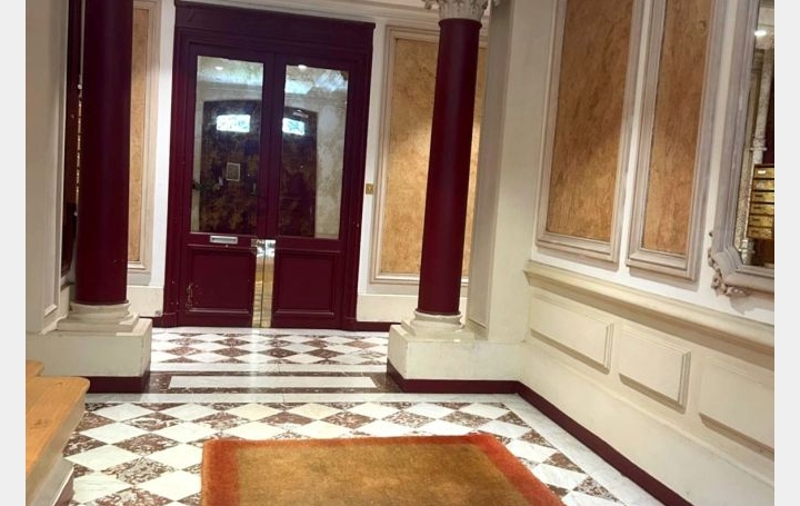 5 Pièces PARIS (75007)  117 m2 4 416 € 