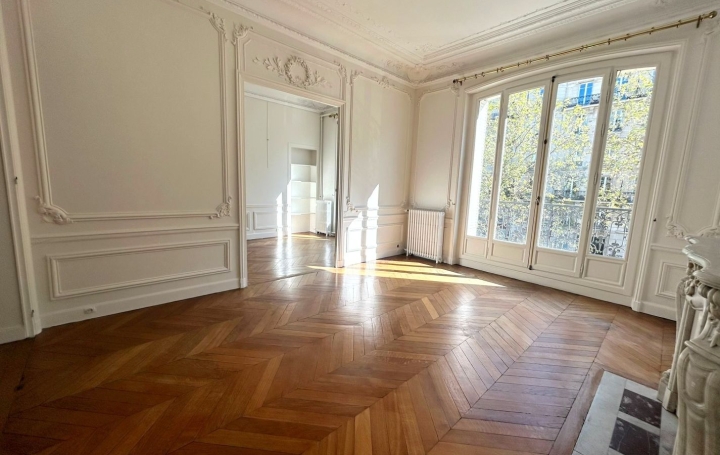 5 Pièces PARIS (75007)  117 m2 4 416 € 