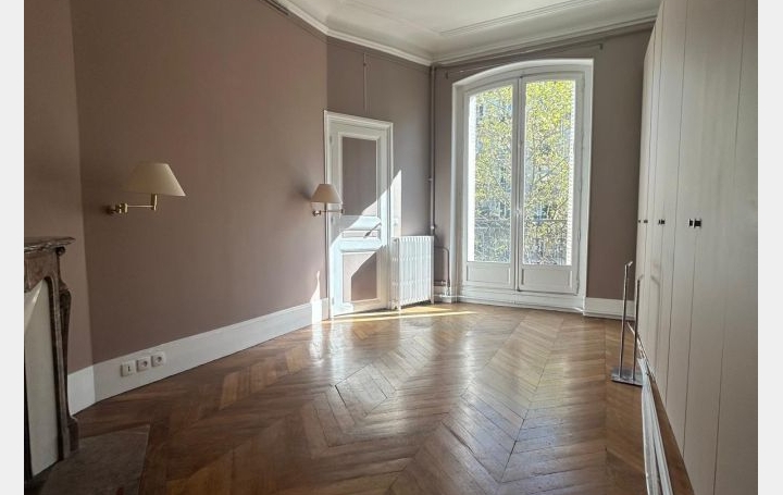 5 Pièces PARIS (75007)  117 m2 4 416 € 